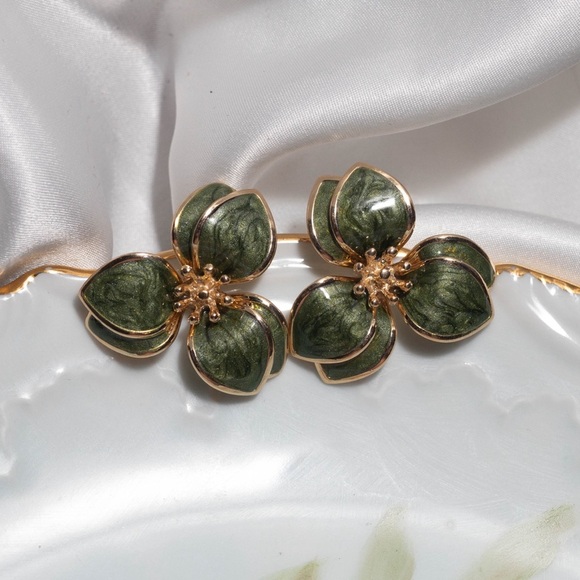 ✨Anthropologie Adela Green Floral Earrings - Picture 1 of 7